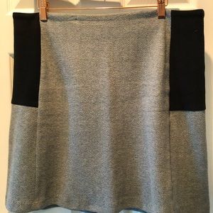 Knit skirt with slimming black side panels. XL